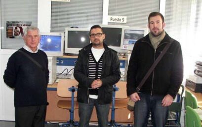 El taller de reciclaje del Castillo de Luna dona dos ordenadores a la asociación de «El Chorrillo»