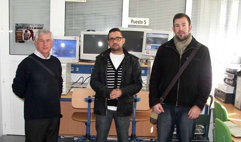 El taller de reciclaje del Castillo de Luna dona dos ordenadores a la asociación de «El Chorrillo»