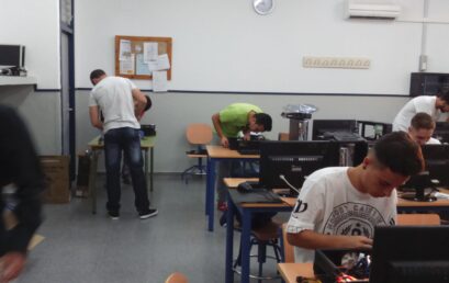 Alumnado del ciclo de informática participa en el montaje de nuevos equipos para la renovación de un aula TIC